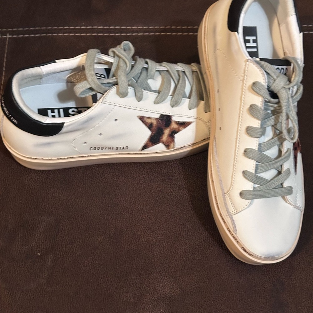 White Women’s Low-Top Sneakers with Leopard Star Accent